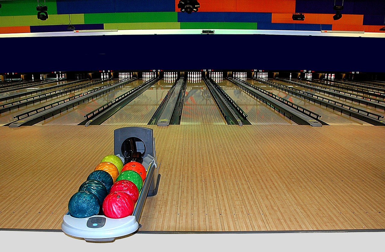 bowling-alley-1636278_1280